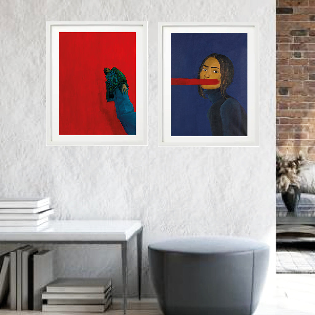 Die Frau wird mit weichen Gesichtszügen und dunklem Haar dargestellt. Kleidung und Hintergrund sind in dunklen Blautönen gehalten. Ein schneller roter Pinselstrich wird über ihre Lippen gemalt. Die Stille ist nicht immer leer, manchmal voller Antworten.  Größe: 30 x 40 cm. Gedruckt in Deutschland auf 308 g Hahnemühle Photo Rag Papier. Ohne Rahmen. Das ursprüngliche Kunstwerk ist Acryl auf Leinwand.