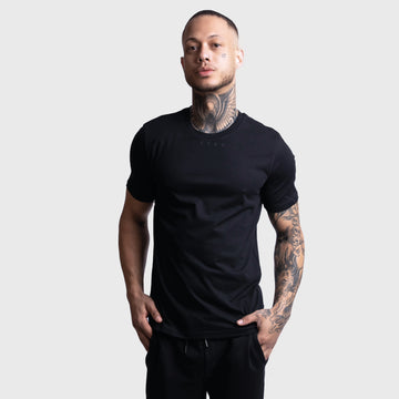 T Shirt in Schwarz aus GOTS zertifizierter Biobaumwolle und fair hergestellt. Sehr angenehmes Tragegefühl. Behält die Passform. Verzieht sich nicht. Mit dezentem Ton-in-Ton Logo Print auf der Vorderseite.