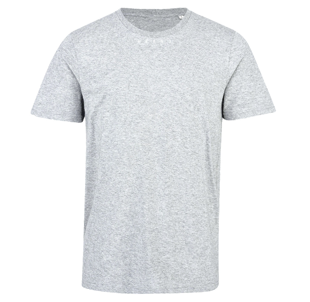 T Shirt in hellem melierten Grau aus reiner zertifizierter Biobaumwolle nach dem GOTS-Standard und fair hergestellt. Sehr angenehmes Tragegefühl. Behält die Passform. Verzieht sich nicht. Mit dezentem weißen Logo Print auf der Vorderseite.